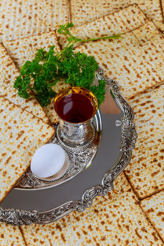 逾越节的庆祝活动是丰富的传统象征，有红色的犹太酒和无酵饼