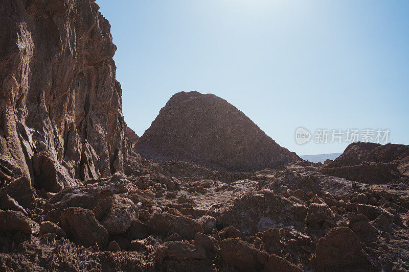 岩层上有盐晶体的照片。阳光明媚的阿塔卡马沙漠，智利