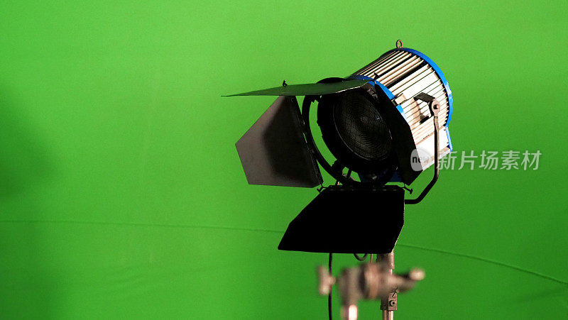 大工作室LED射灯，用于视频电影或照片胶片制作，绿屏背景，用于实验室后期的色度关键技术和专业设备，如三脚架等。