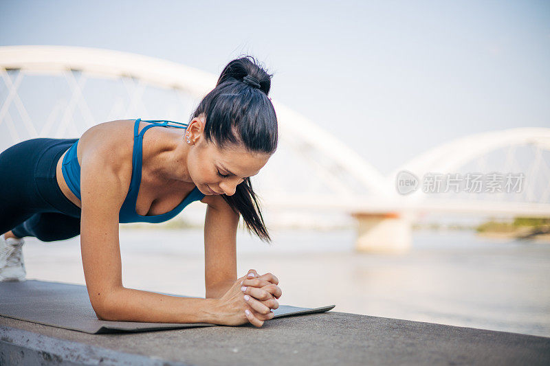 年轻的健身女性做平板支撑运动