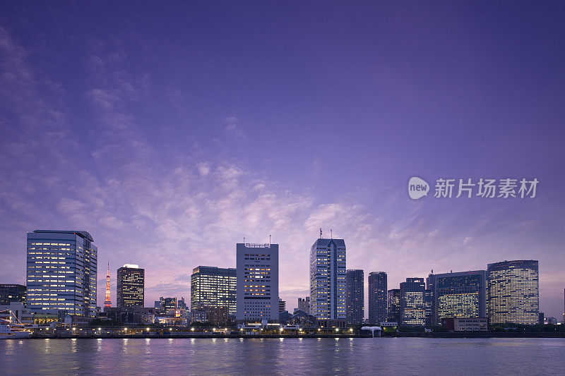 黄昏时分的港区天际线。日本东京