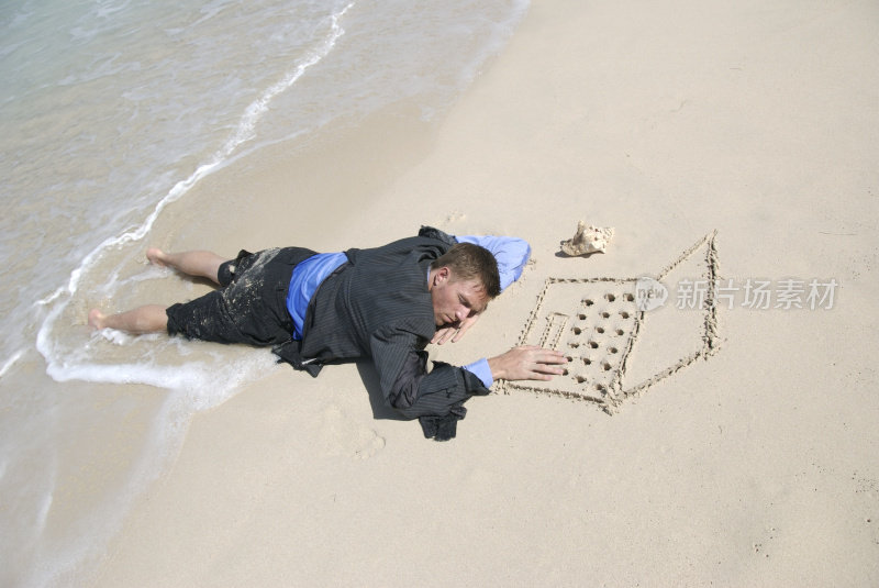 躺在沙滩笔记本电脑前睡觉的商人