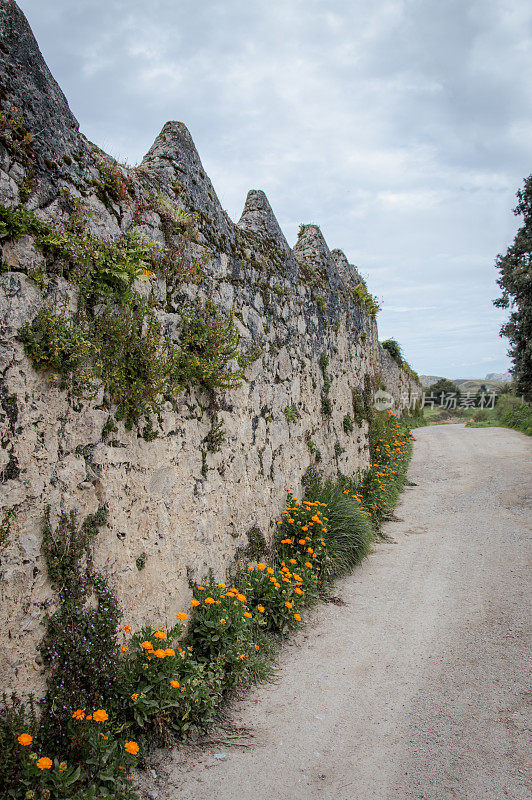西班牙一堵石墙旁的路