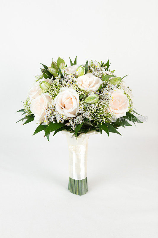 奶油和绿色的婚礼花束玫瑰和alstroemeria花