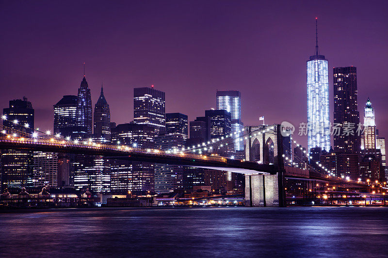 布鲁克林大桥和世贸中心一号大楼的夜景