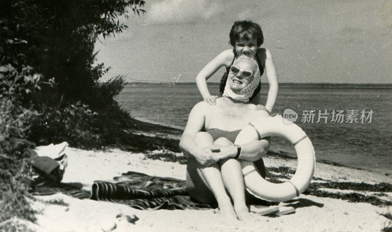 母亲和女儿在海滩上的经典照片