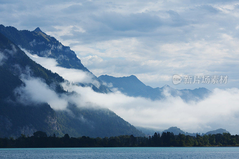 瑞士因特拉肯湖上空的云朵