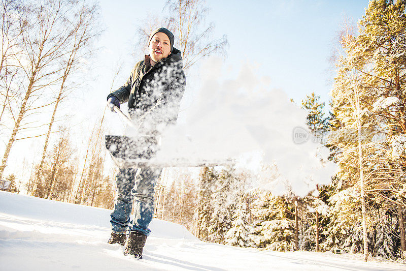 人铲雪