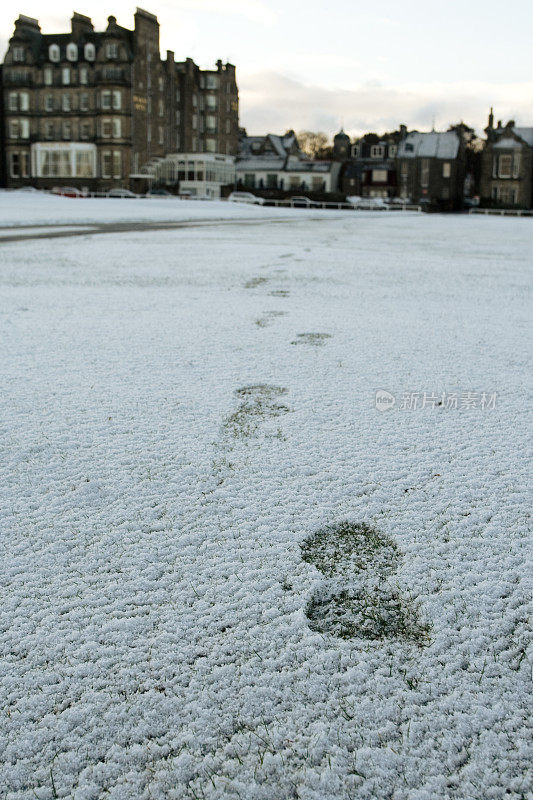 雪地里的脚印