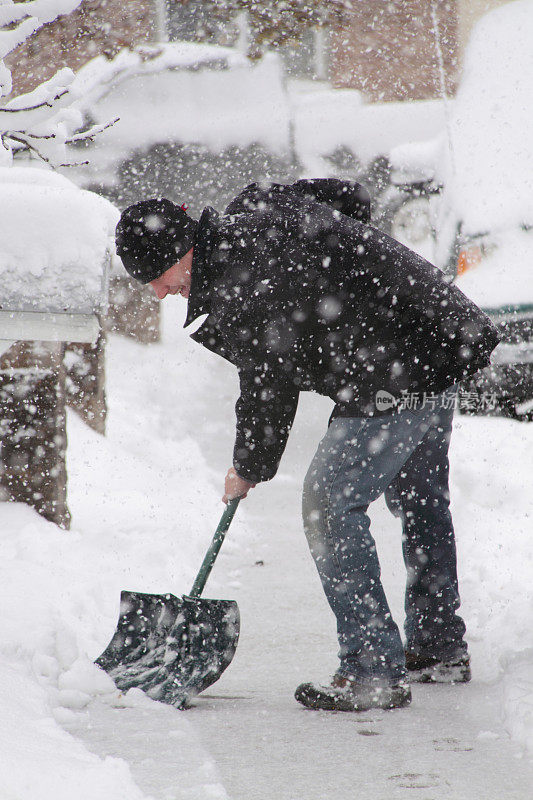 科罗拉多州人行道上铲雪的人