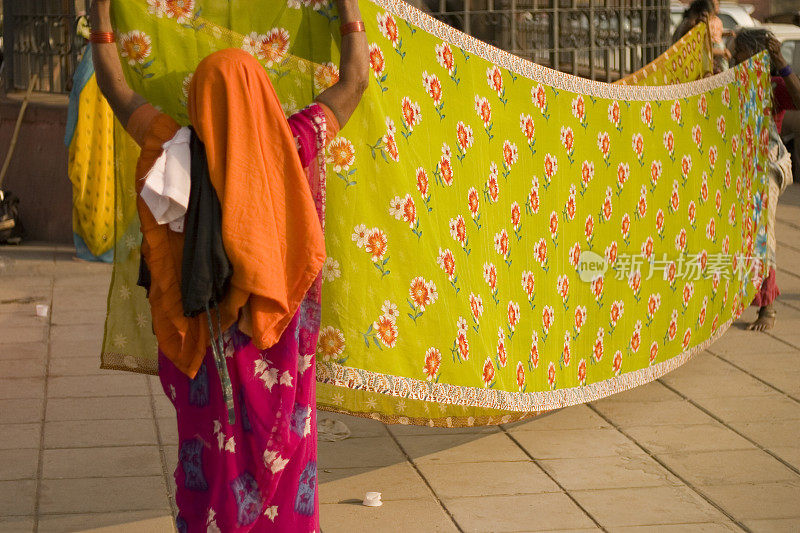 印度农村妇女在阳光下晒彩色传统纱丽