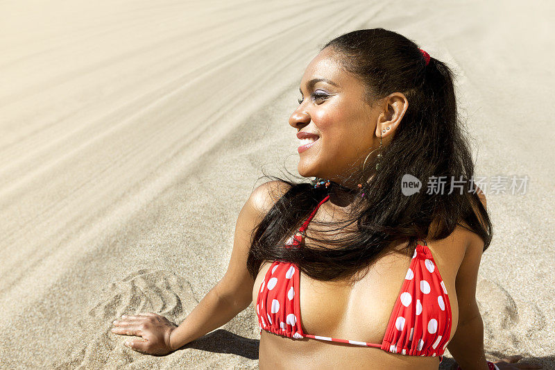 一个巴西女孩在里约热内卢的海滩晒太阳