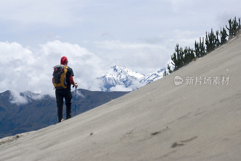 走在基洛托阿火山上