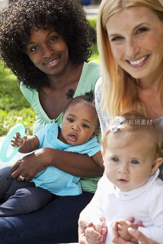 多种族的母亲和婴儿