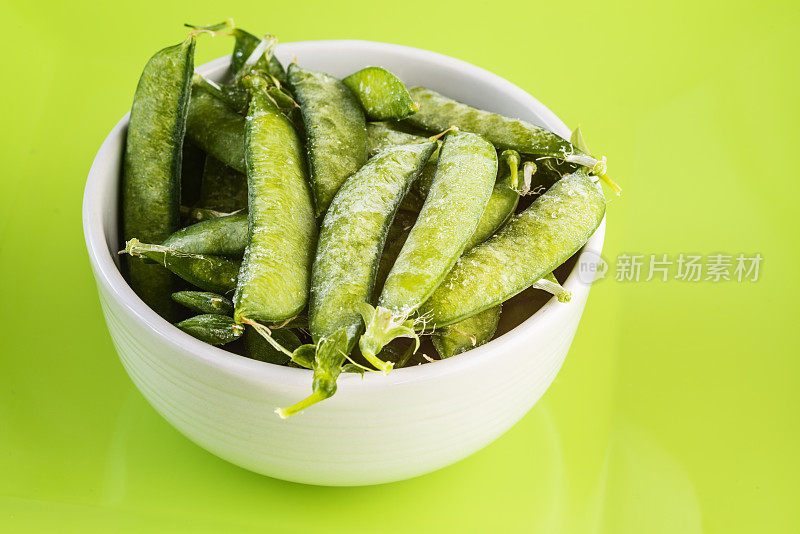 碗里的冷冻青豆