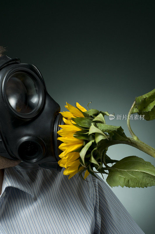 戴防毒面具的男人在卖向日葵
