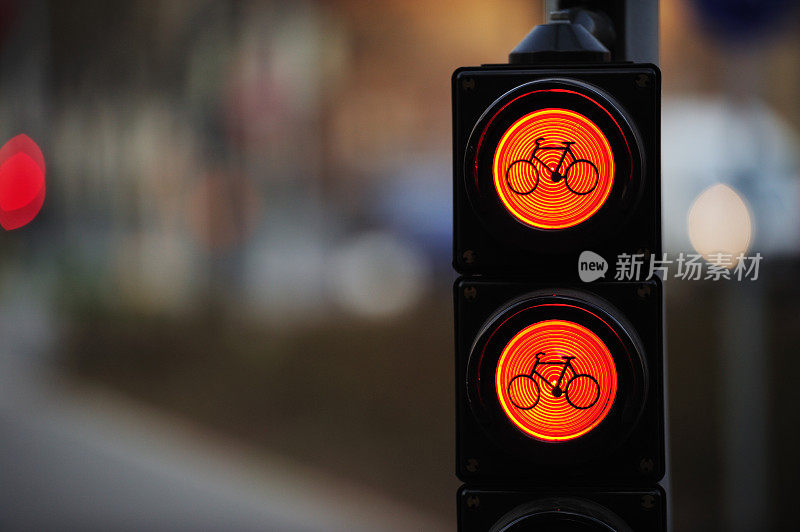 自行车交通灯，失去焦点的汽车和交通背景