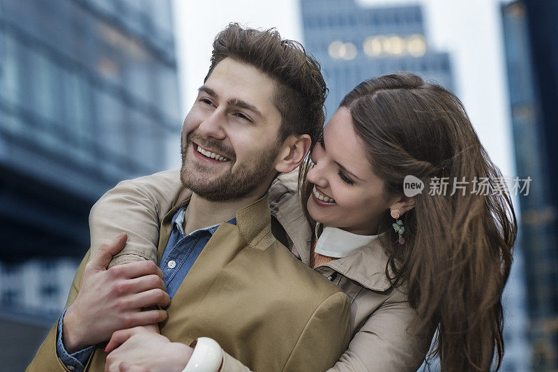 一对迷人的年轻夫妇参观柏林波茨坦广场