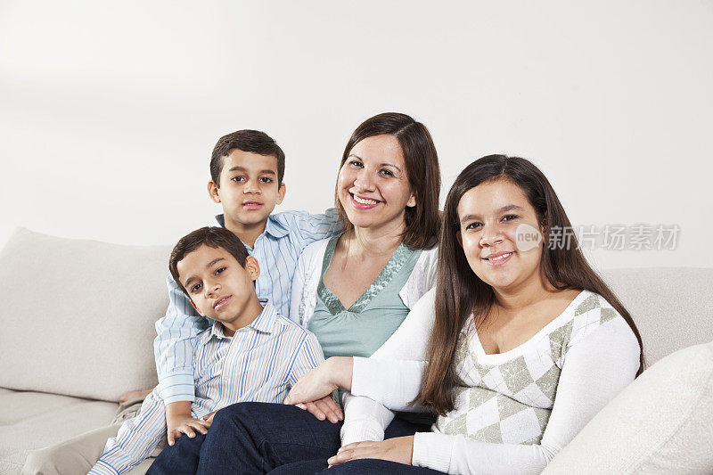 巴西母亲和三个孩子