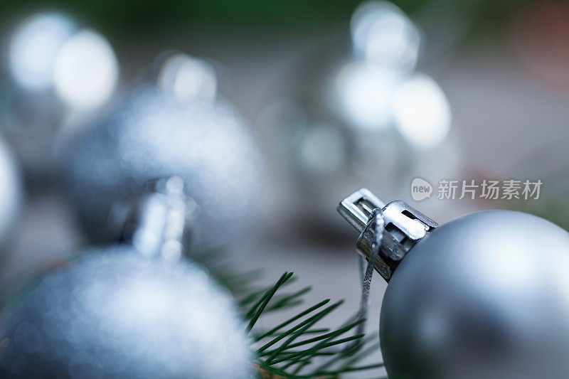 特写美丽的银色圣诞装饰与小玩意