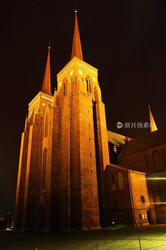 夜晚的罗斯基勒大教堂——国王的坟墓!