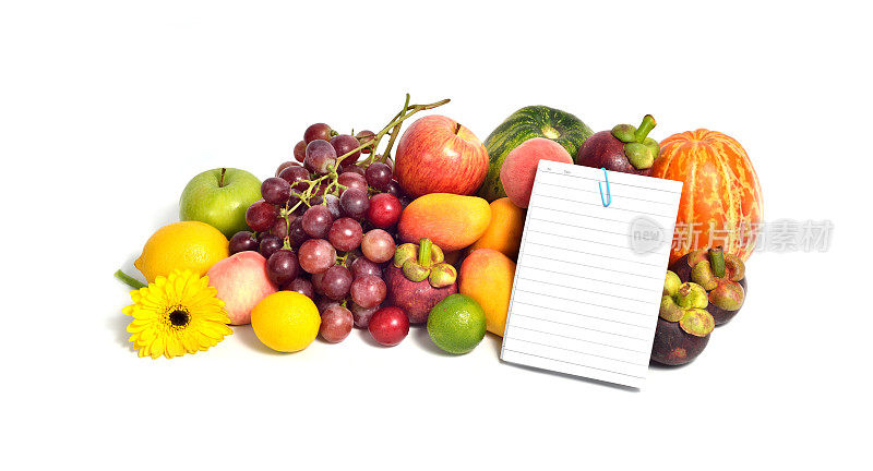 水果品种和空白笔记本孤立在白色背景上