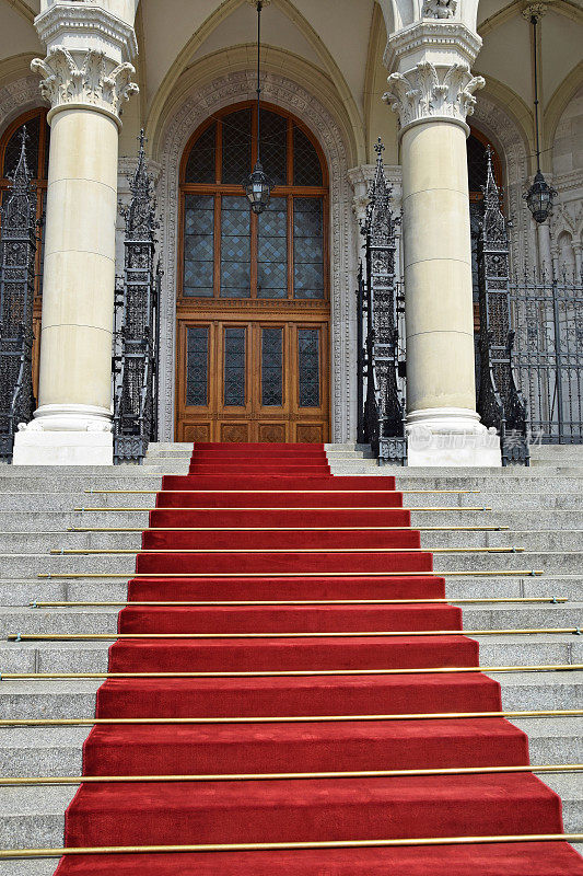 国会大厦楼梯上铺着红地毯