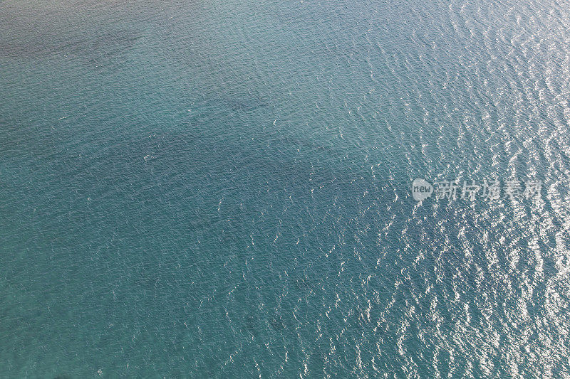 空中的海水在阳光下荡漾