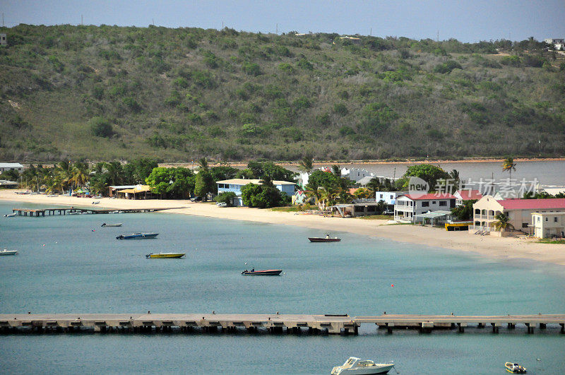 安圭拉:路湾海滩和沙地货运码头