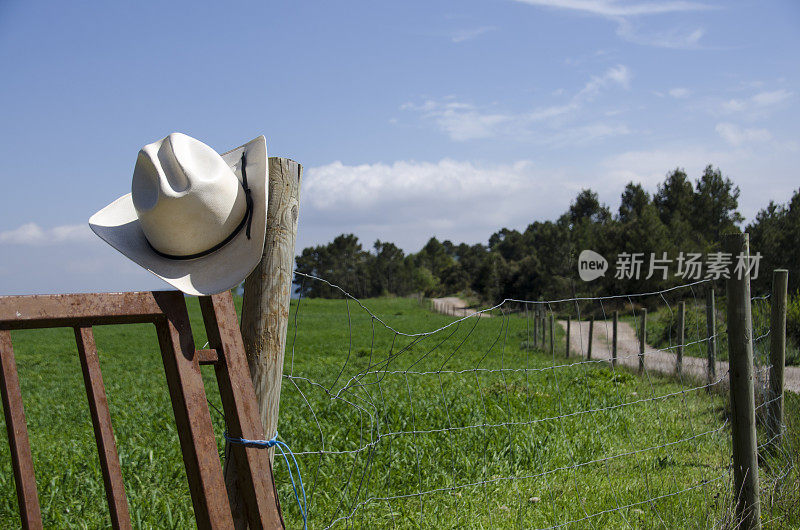 牛仔帽和乡村围栏