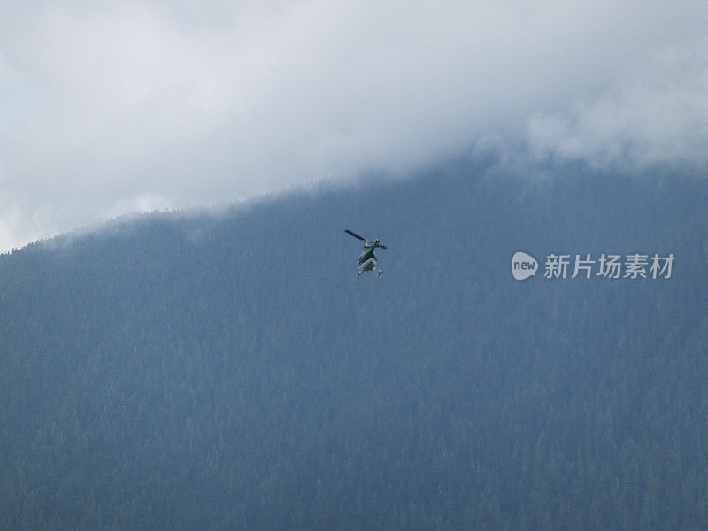 直升机在山脉上空飞行