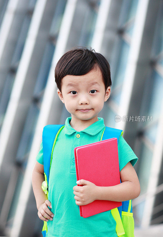 小男孩去上学