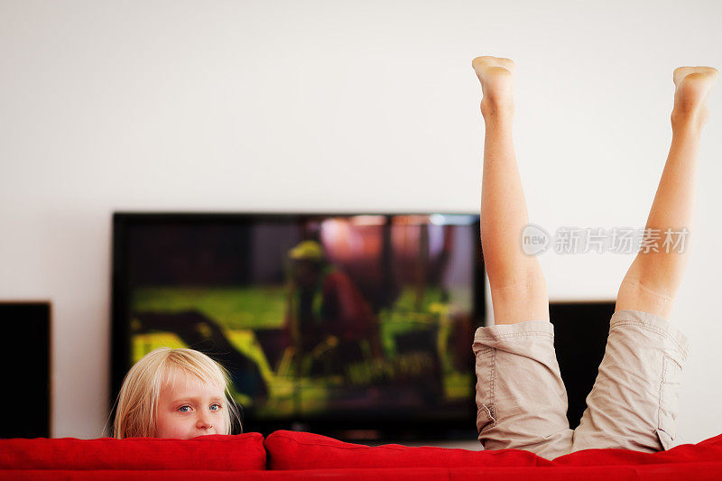 电视很无聊。让我们玩!精力充沛的孩子们躺在沙发上，不看电视
