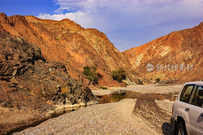 阿曼苏丹国:在阿拉伯沙漠河道越野