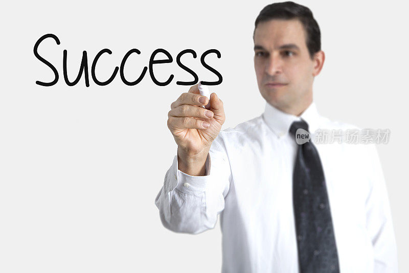 一个商人在虚拟的黑板上写着“成功”