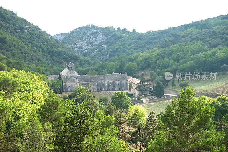 塞纳克圣母院修道院-卢贝隆