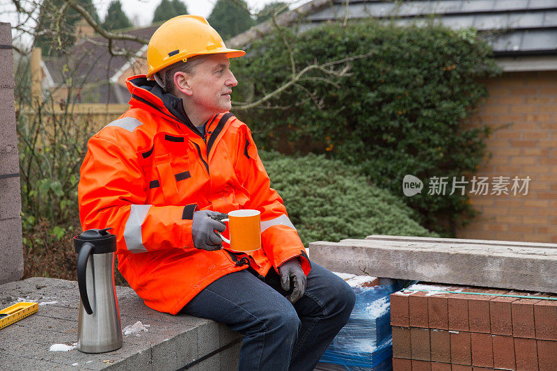 男建筑测量师正在喝酒休息