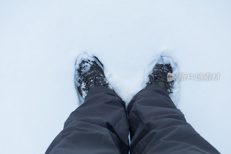 雪地里的男靴