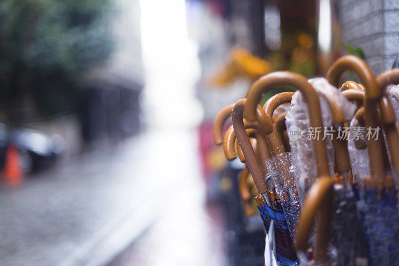 土耳其伊斯坦布尔街头市场上的雨伞