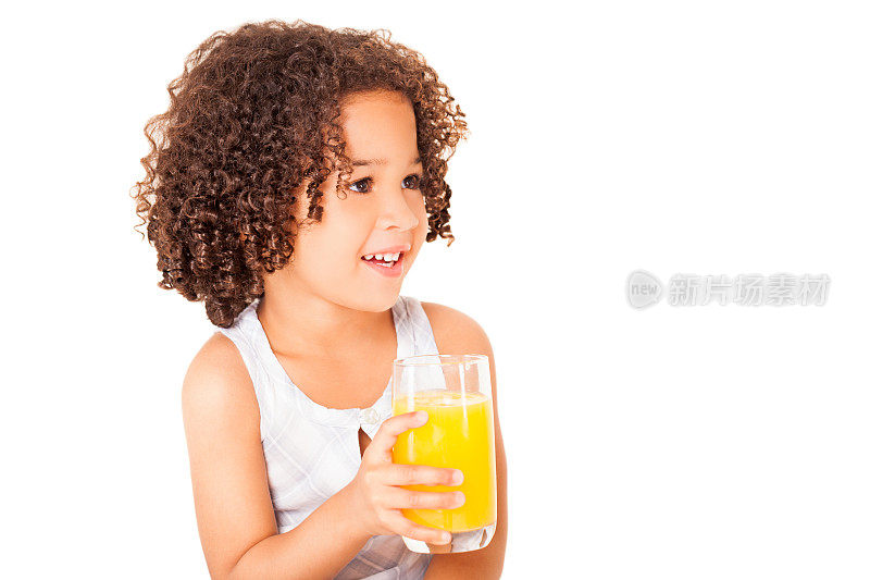 快乐的小女孩喝着橙汁