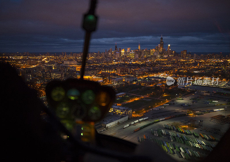 从驾驶舱看到的芝加哥夜景