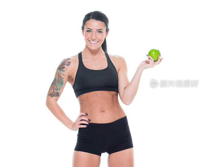 微笑的女运动员拿着苹果