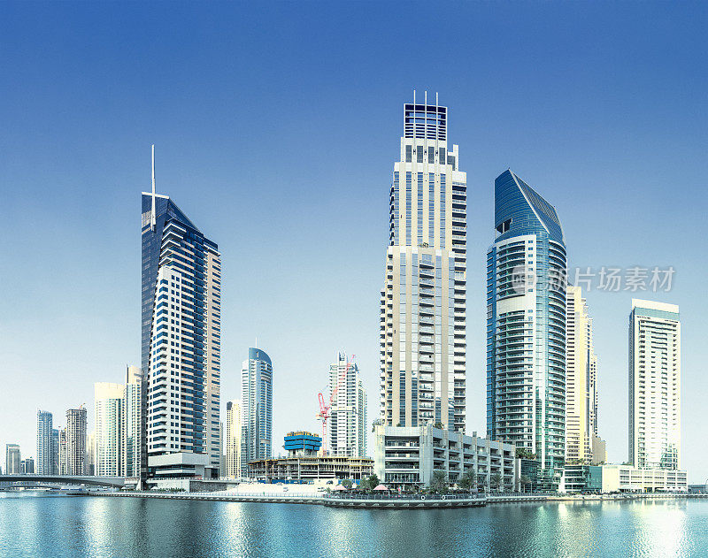 迪拜滨海天际线和摩天大楼。
