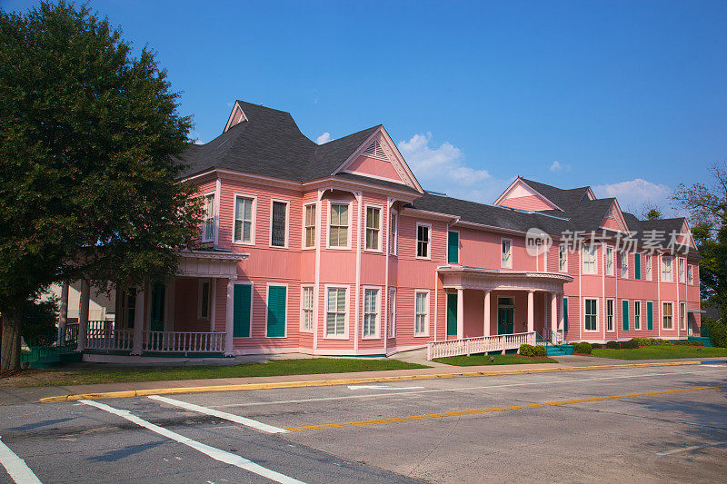 看起来像公寓XXXL的粉色历史办公大楼