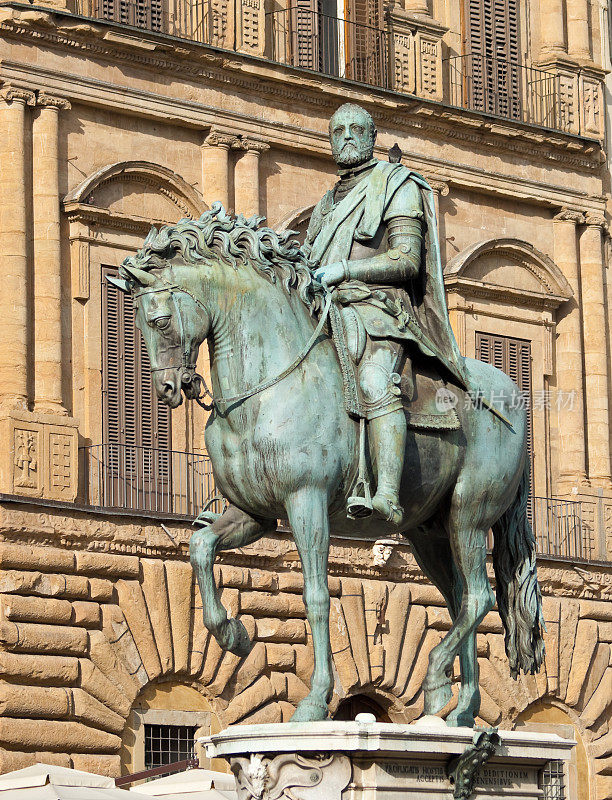 侯爵广场上的柯西莫公爵雕像
