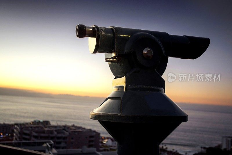 观景台的双筒望远镜