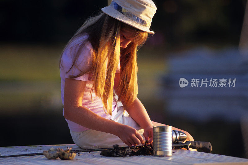 年轻的女士准备去钓鱼