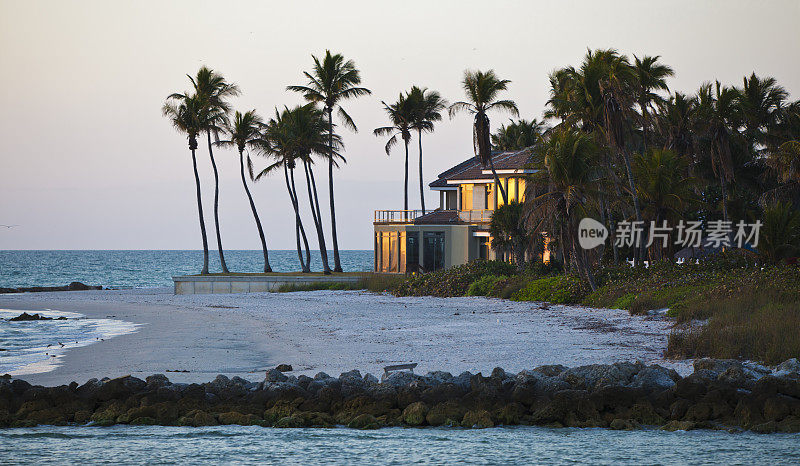 日落时分佛罗里达的海滨别墅