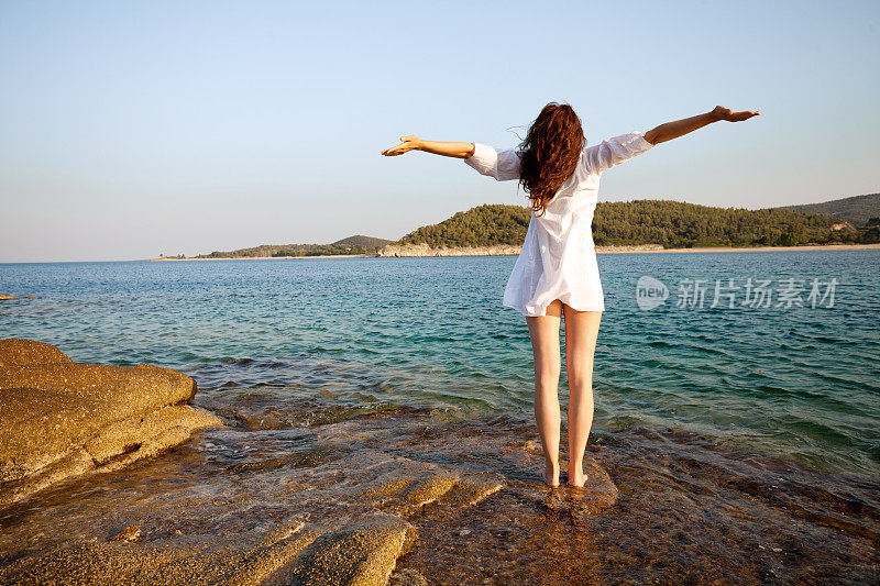 幸福的女人站在海边