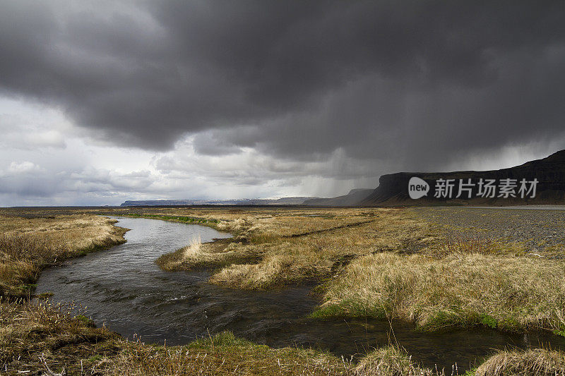 冰岛南部一条河的壮观全景